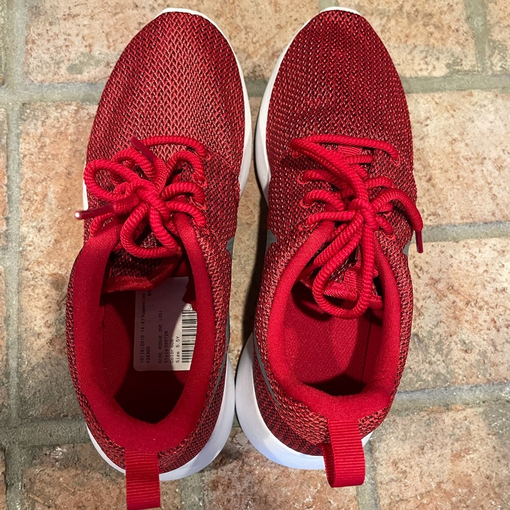 Nike Roche Tennis shoes, big kids 5.5/woman’s 7